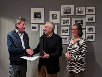 Josef Rickfelder und Silke Busch gratulieren Charly Dreher (l.) zu 40 Jahren CDU-Mitgliedschaft.