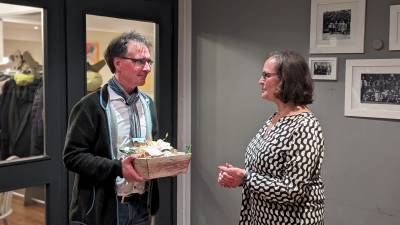 Silke Busch dankt Manfred Wenzel (l.) für sein jahrelanges Engagement in der CDU Handorf.