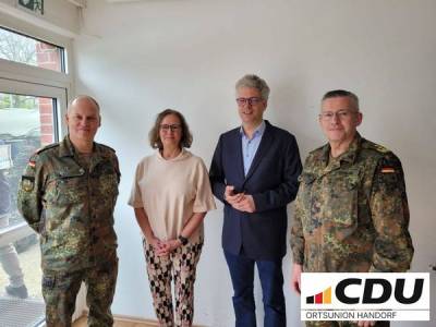 v.l.: Brigadegeneral Hans-Dieter Müller, Kommandeur des Landeskommandos Nordrhein-Westfalen und zuständig für das Heimatschutzregiment, Ratsfrau Silke Busch, CDU-Vorsitzende Handorf, CDU Bundestagsabgeordneter Dr. Stefan Nacke und Generalleutnant Bodemann, Befehlshabers des Territorialen Führungskommandos