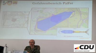 Oberstleutnant Seifert stellt einen Teil der Übungsmunition vor, mit der auf dem Standortübungsplatz geschossen wird. 