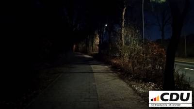 Ein Stück weiter mit Blickrichtung Dorbaum ist zu erkennen, die die Bäume und Sträucher Teile des Geh- und Radwegs verschatten.