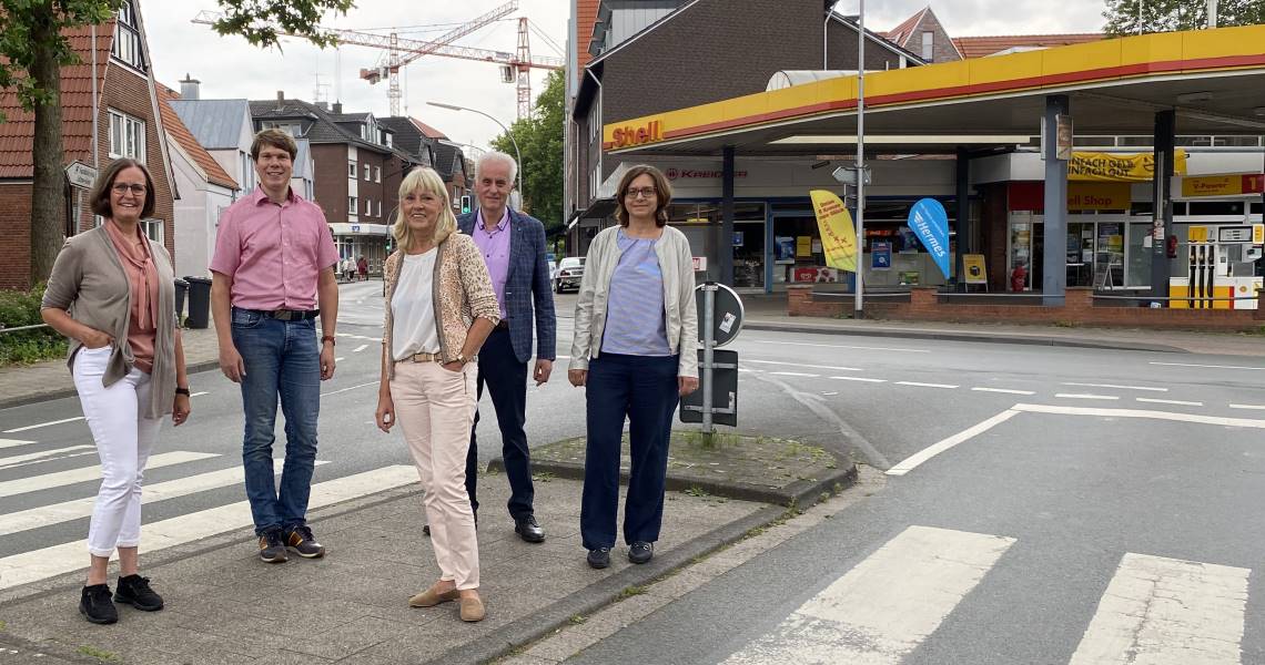 Mitglieder des Vorstands CDU Handorf im Sommer 2020 vor der Tankstelle