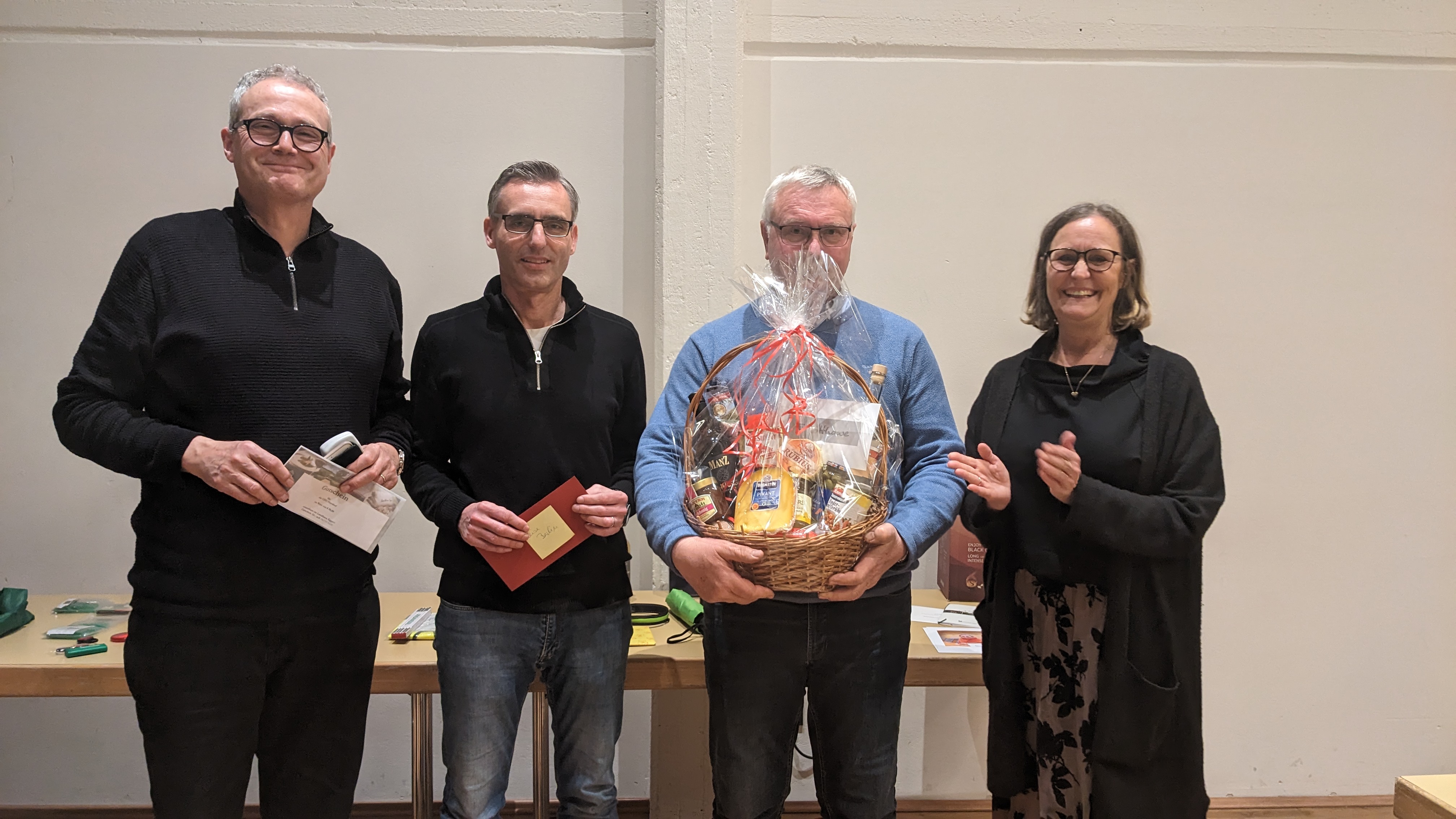CDU-Vorsitzende Silke Busch nahm die Ehrung der Hauptgewinner vor (von links): Klaus Bitter (3. Platz), Andreas Jokiel (1) und Hermann Theves (2)