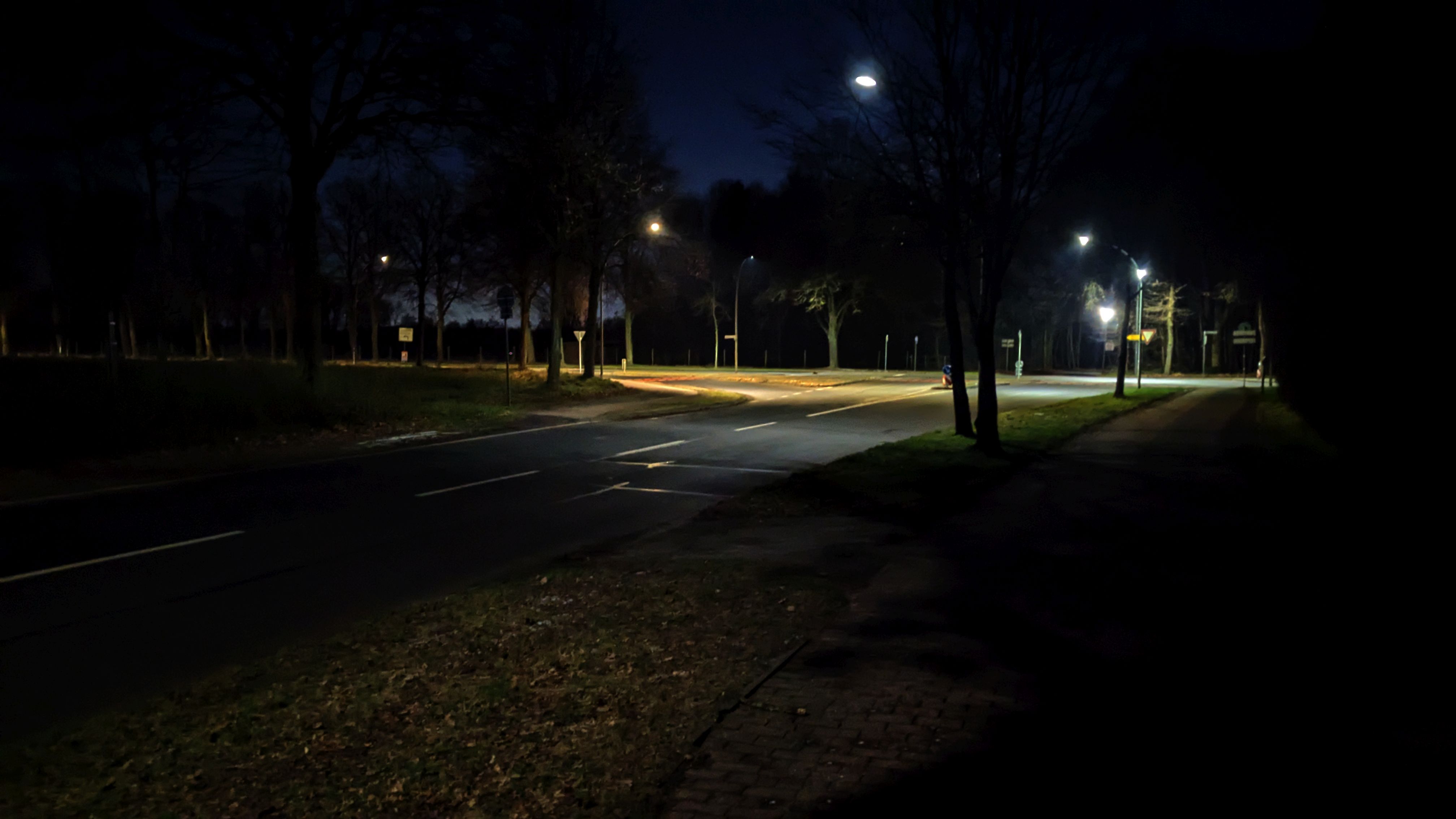 Einmndung der Hobbeltstrae in die Handorfer Strae. Hier befindet sich die sprlich beleuchtete Querung fr Radfahrer,