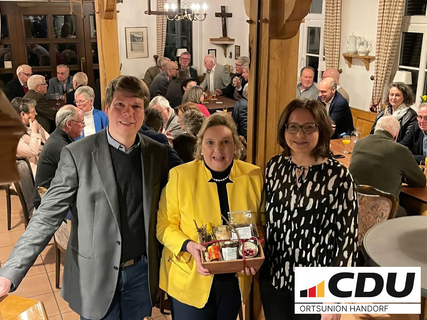 Die stellvertretende Bezirksbrgermeisterin Ilona Thaleiser (r.) mit Bezirksvertreter Stefan Meesters (l.) und unserer Landtagsabgeordneten Simone Wendland (m.)