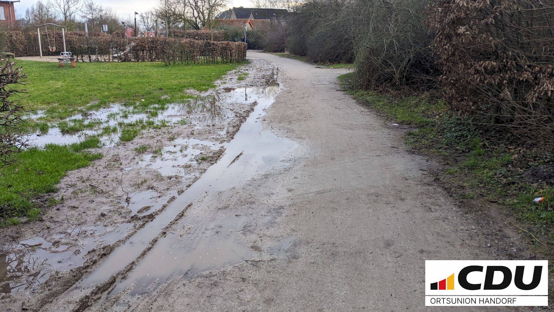 Der Franz-Reuter-Weg am Spielplatz Drei Eichen, Mitte nach der Bambus-Entfernung mithilfe schwerer Fahrzeuge