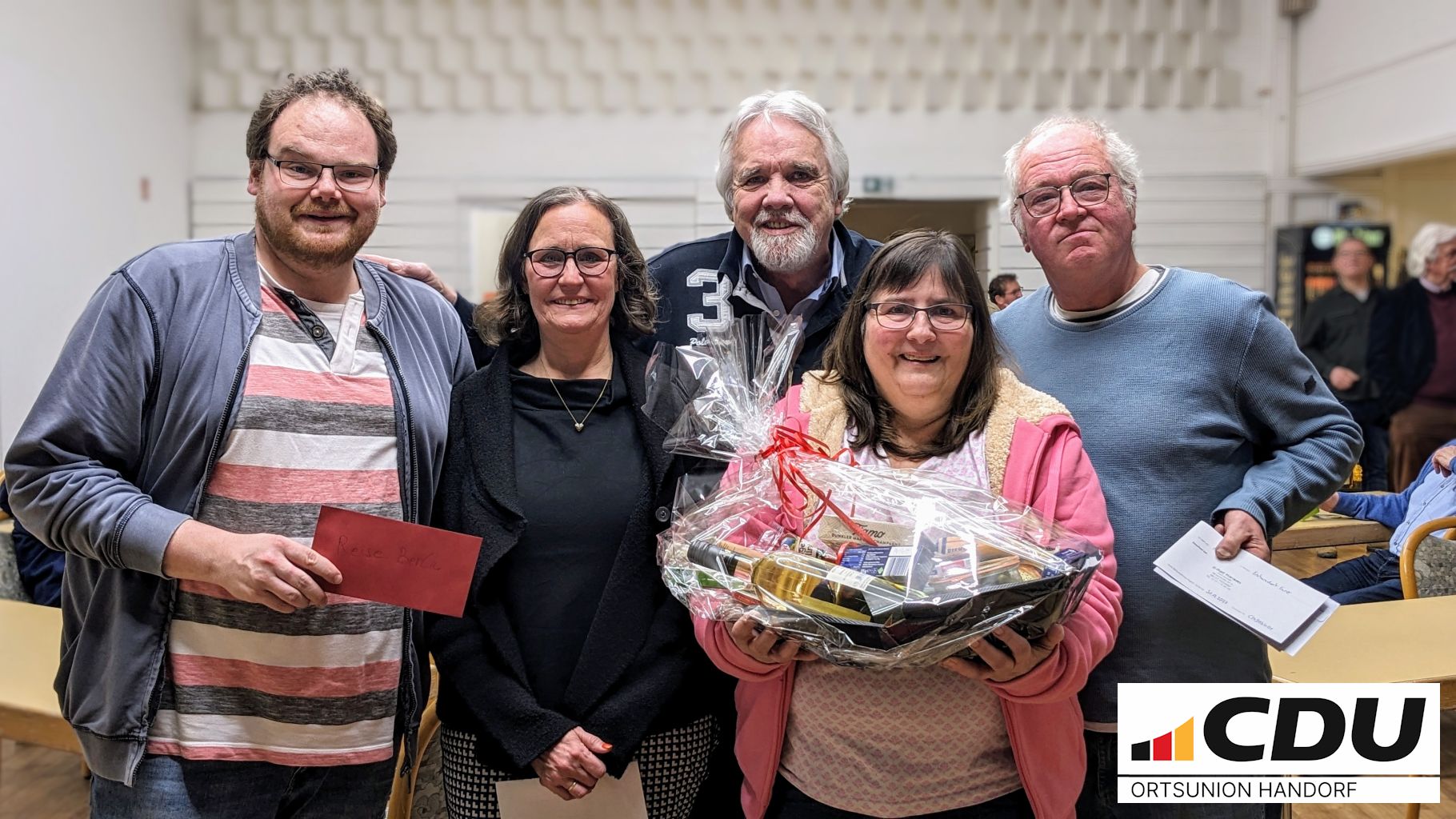 Die Bestplatzierten des Abends werden von der CDU-Vorsitzenden Silke Busch (2. v.l.) geehrt: (v.l.) Christian Dreckmann (1. Platz), Norbert Kirchhoff, Daniela Geittner (beide 3. Platz) und Manfred Herweg