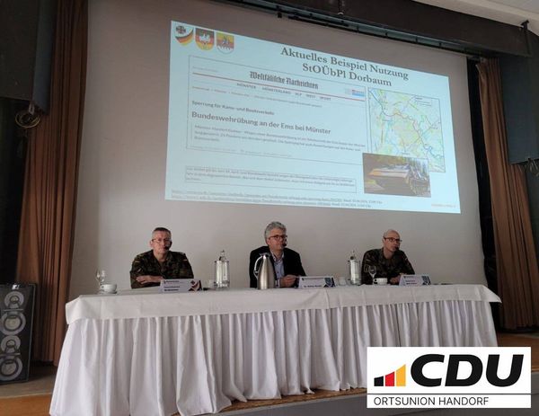 Der CDU-Bundestagsabgeordnete Dr. Stefan Nacke (m.) lud zur Veranstaltung mit Generalleutnant Andr Bodemann (l.) und Oberstleutnant Mike Seifert (r.) ein. 